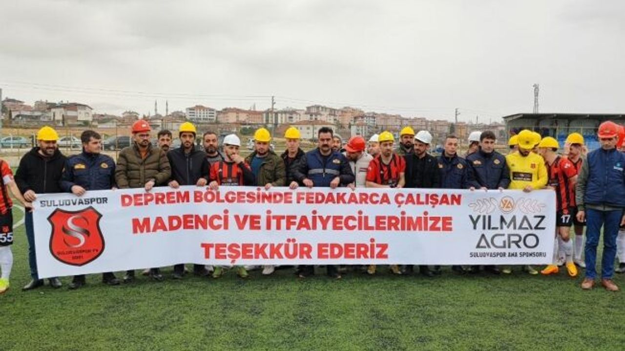 Suluovasporlu futbolcular maça madenci bareti ve pankartla çıktı