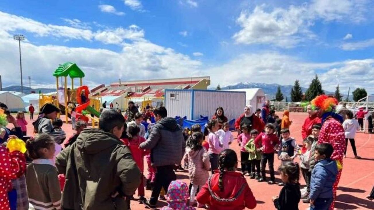 Talas Gençlik Merkezi, depremin izlerini siliyor