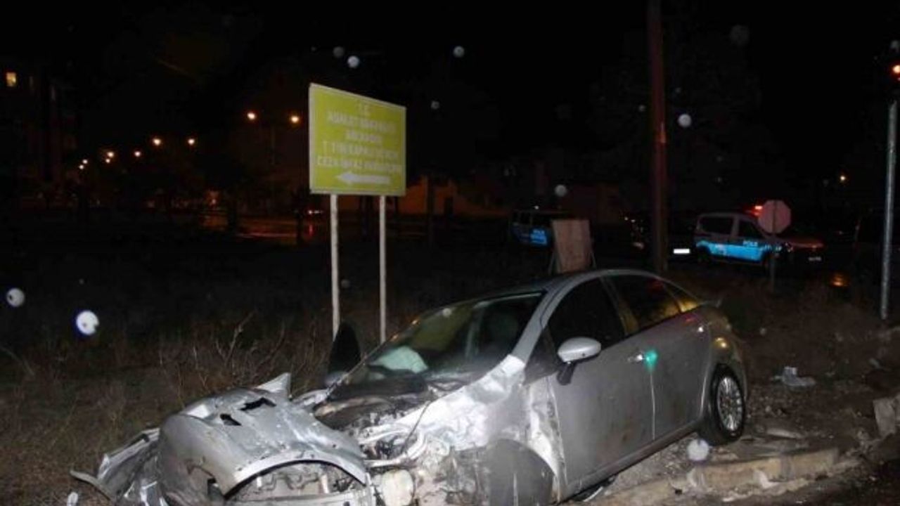 Tırla çarpışıp hurdaya dönen otomobilde 2 kişi yaralandı