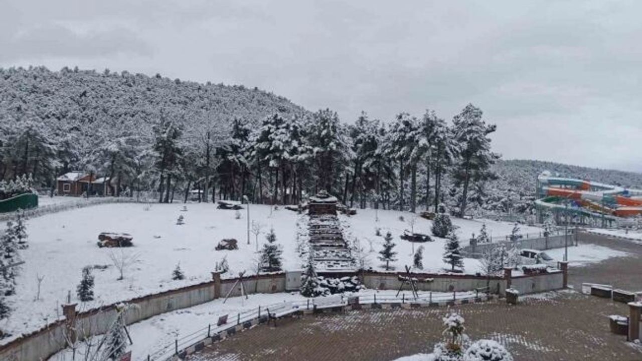 Uşak’ta Mart sonu yağan kar kenti beyaza bürüdü