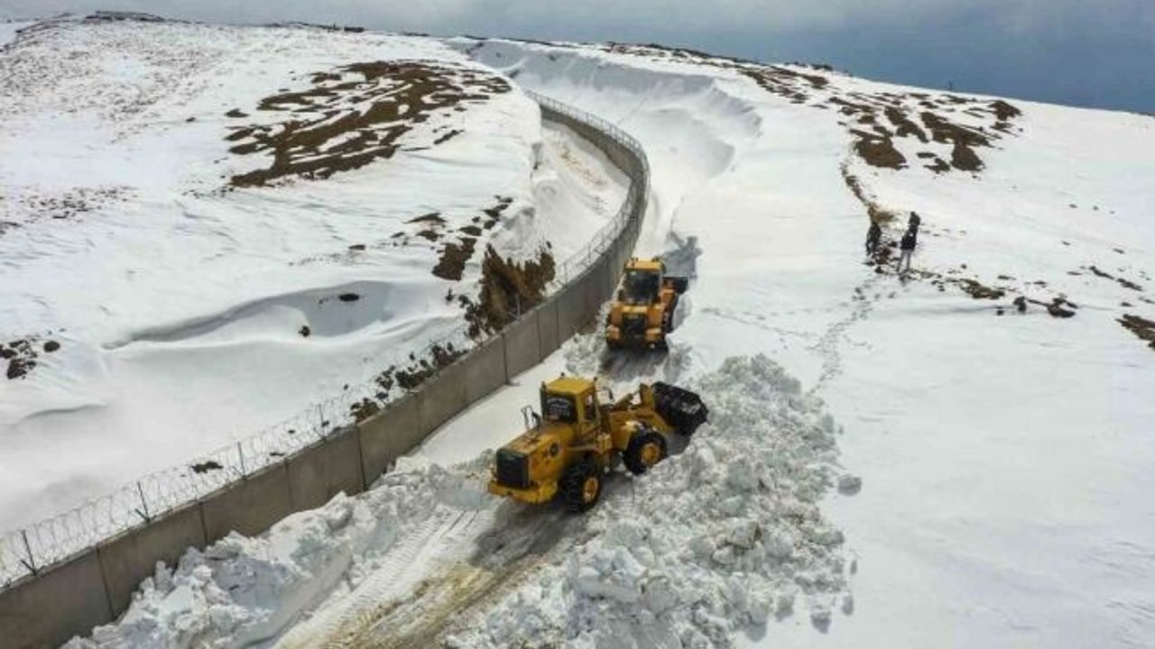 Van Büyükşehir Belediyesi’nden sınırın sıfır noktasında karla mücadele çalışması