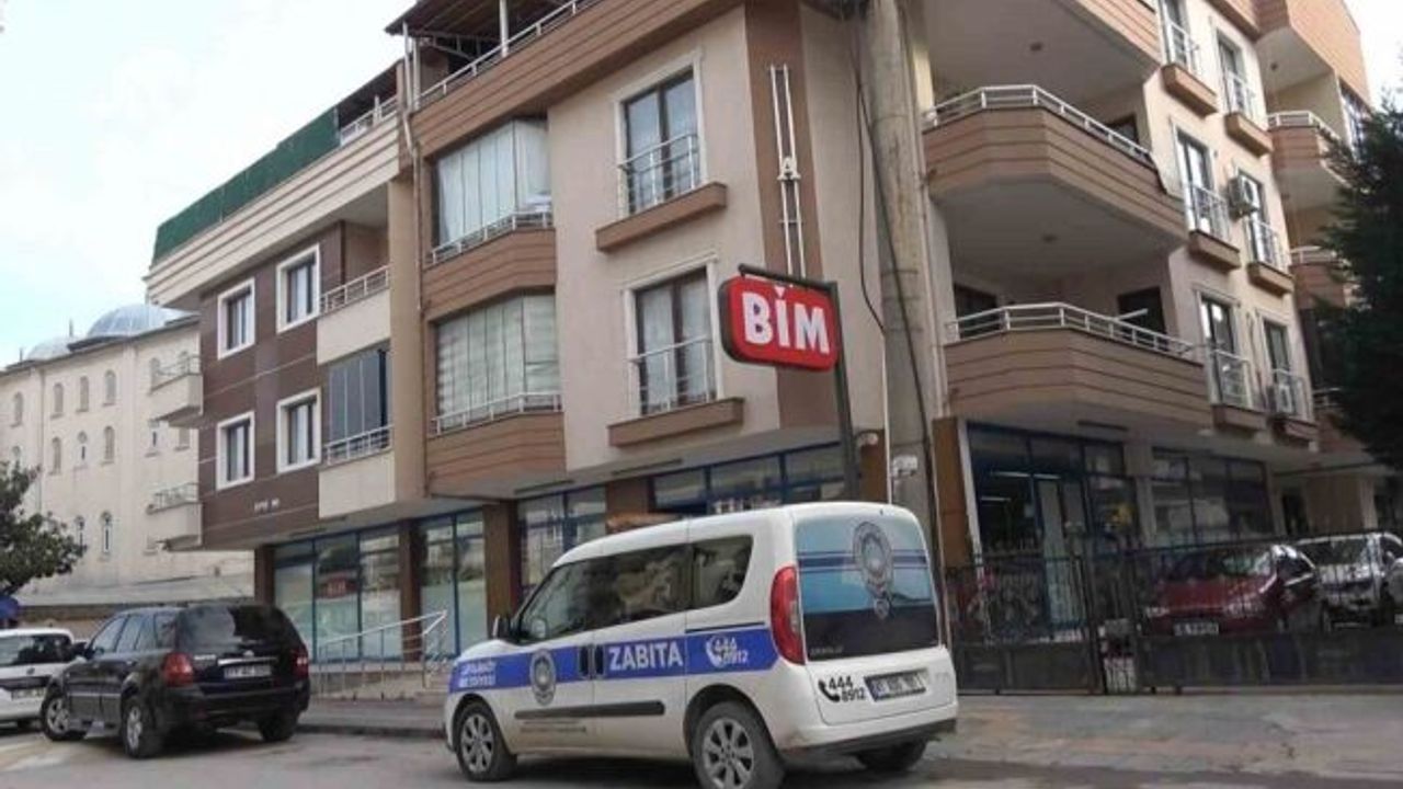 Yalova’da projeye aykırı duvar yıkılan binadaki BİM market mühürlendi