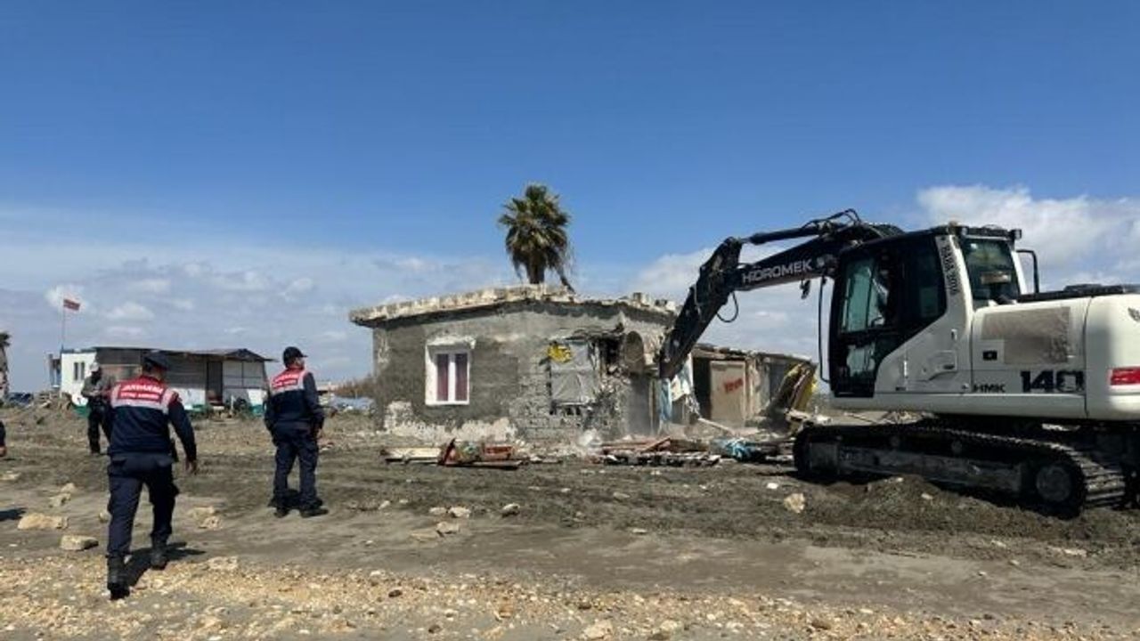 Karataş’ta kıyı şeridine kaçak inşa edilen barakalar yıkıldı