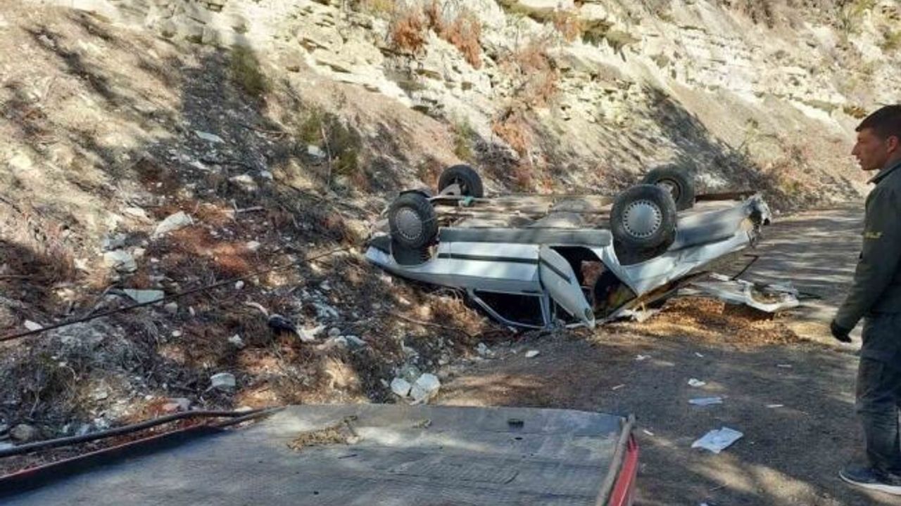 Yoldan çıkarak şarampole uçan otomobil ters döndü: 3 yaralı