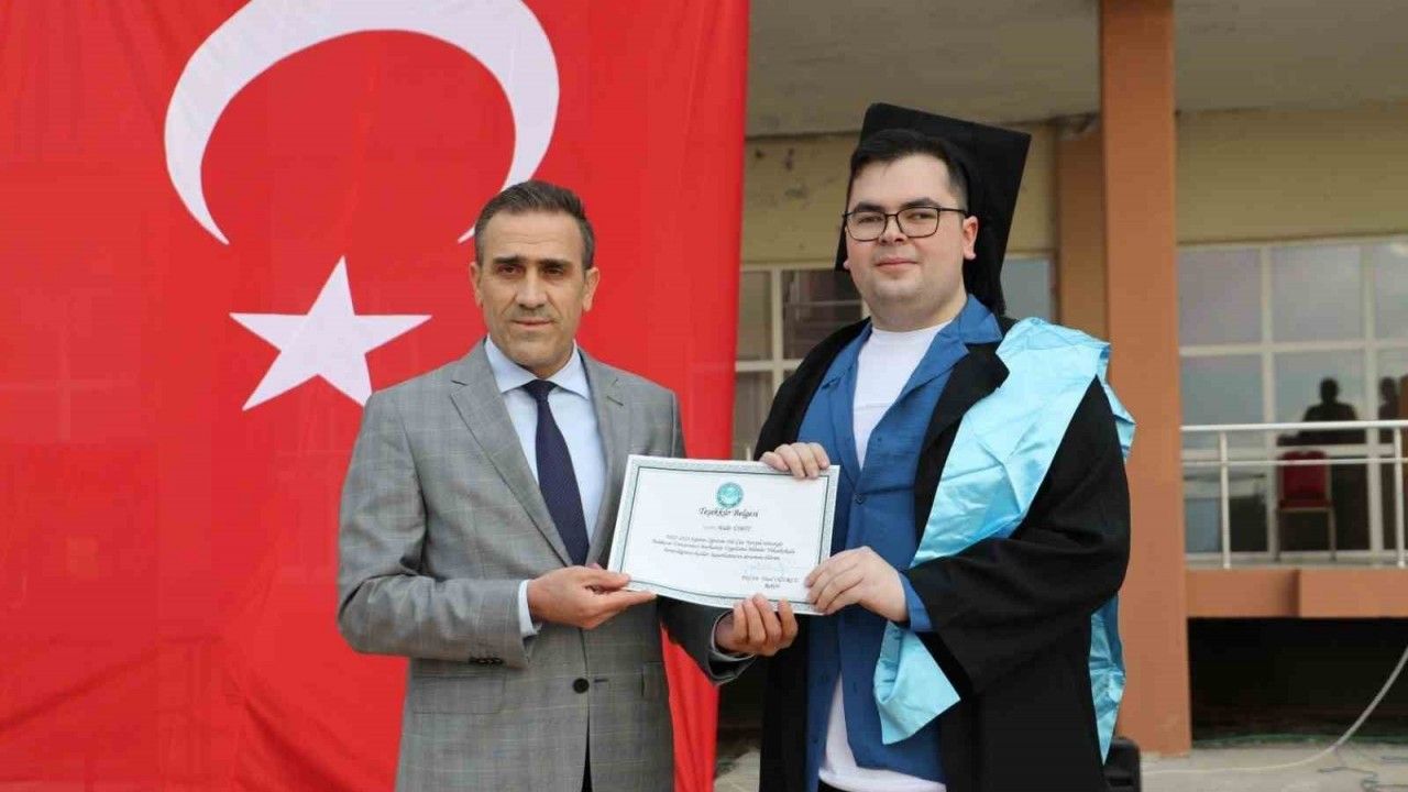 Balıkesir Üniversitesi yılın ilk mezunlarını Burhaniye’de verdi