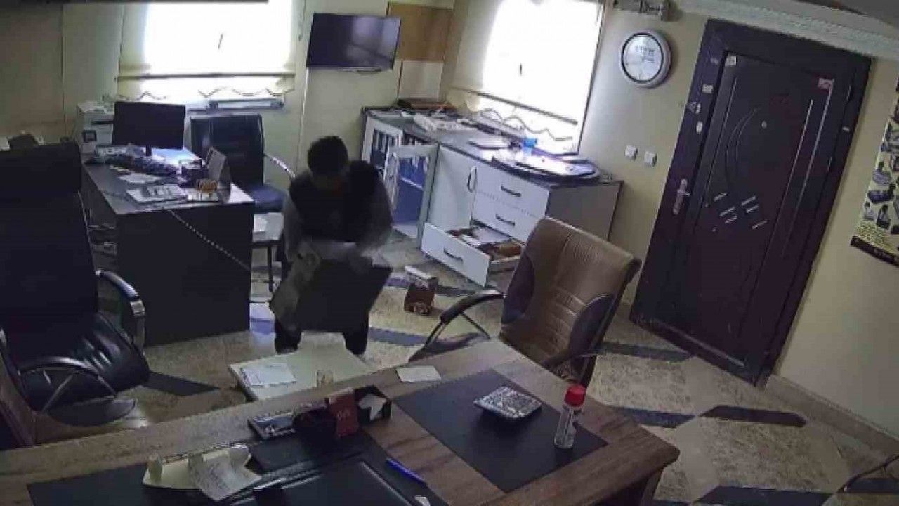 Elazığ’da ofis malzemesi çalan şüpheli kameralara yakalandı