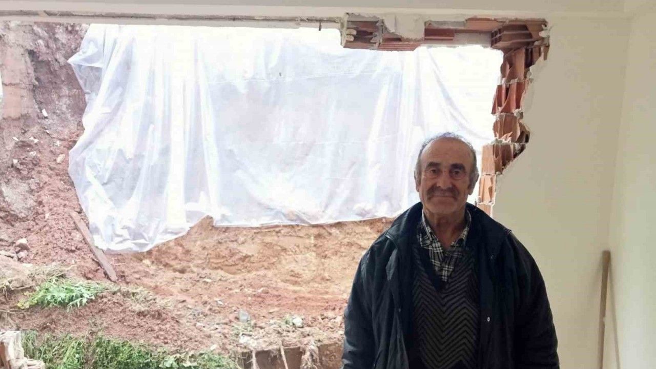 Yağmurda yıkılan istinat duvarı yaşlı çiftin evini yerle bir etti