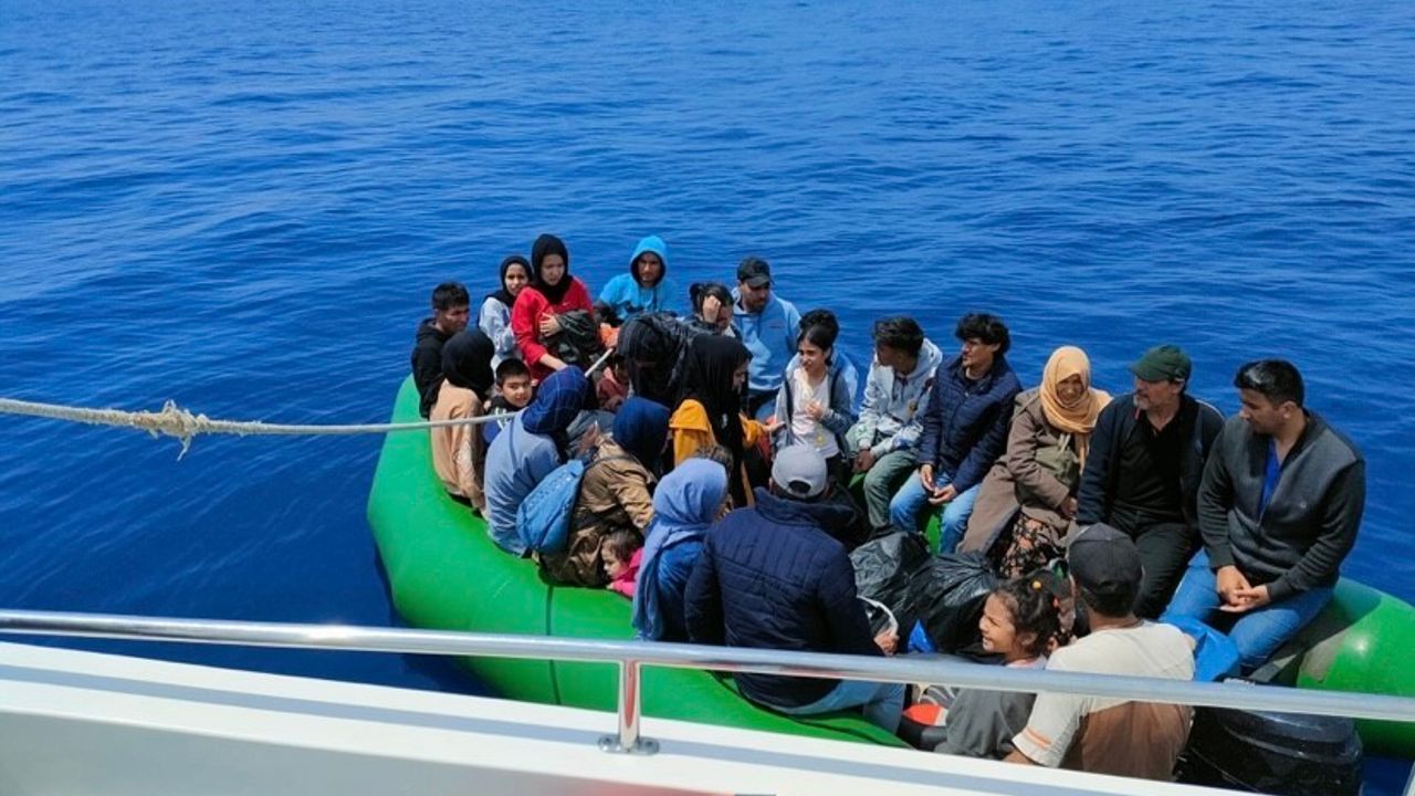 Ayvacık açıklarında sürüklenen 31 kaçak göçmeni Sahil Güvenlik kurtardı