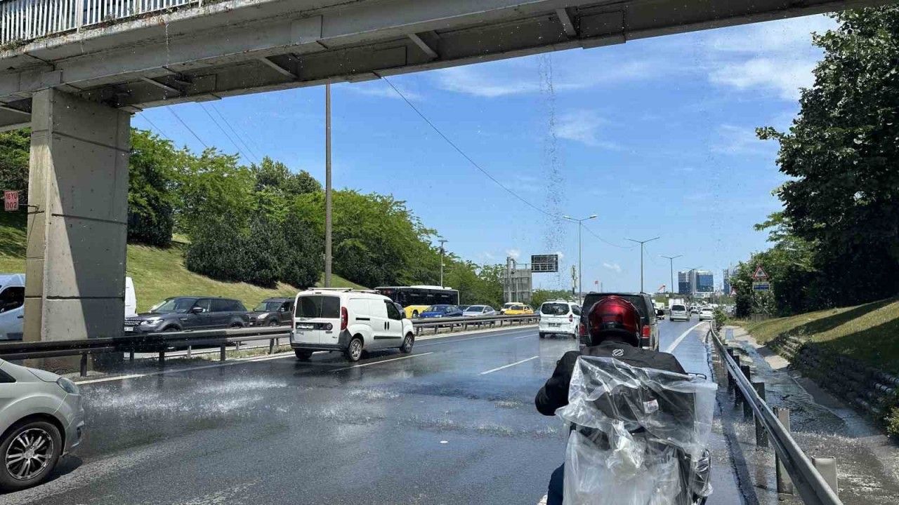 TEM Otoyolu’nda ilginç görüntü: Üstgeçitte boru patladı, sürücüler araçlarını yıkadı