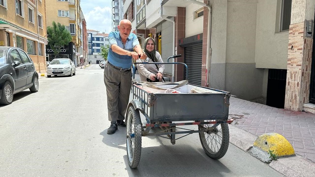 Yürümekte güçlük çeken eşini 3 tekerlekli bisikletle taşıyor