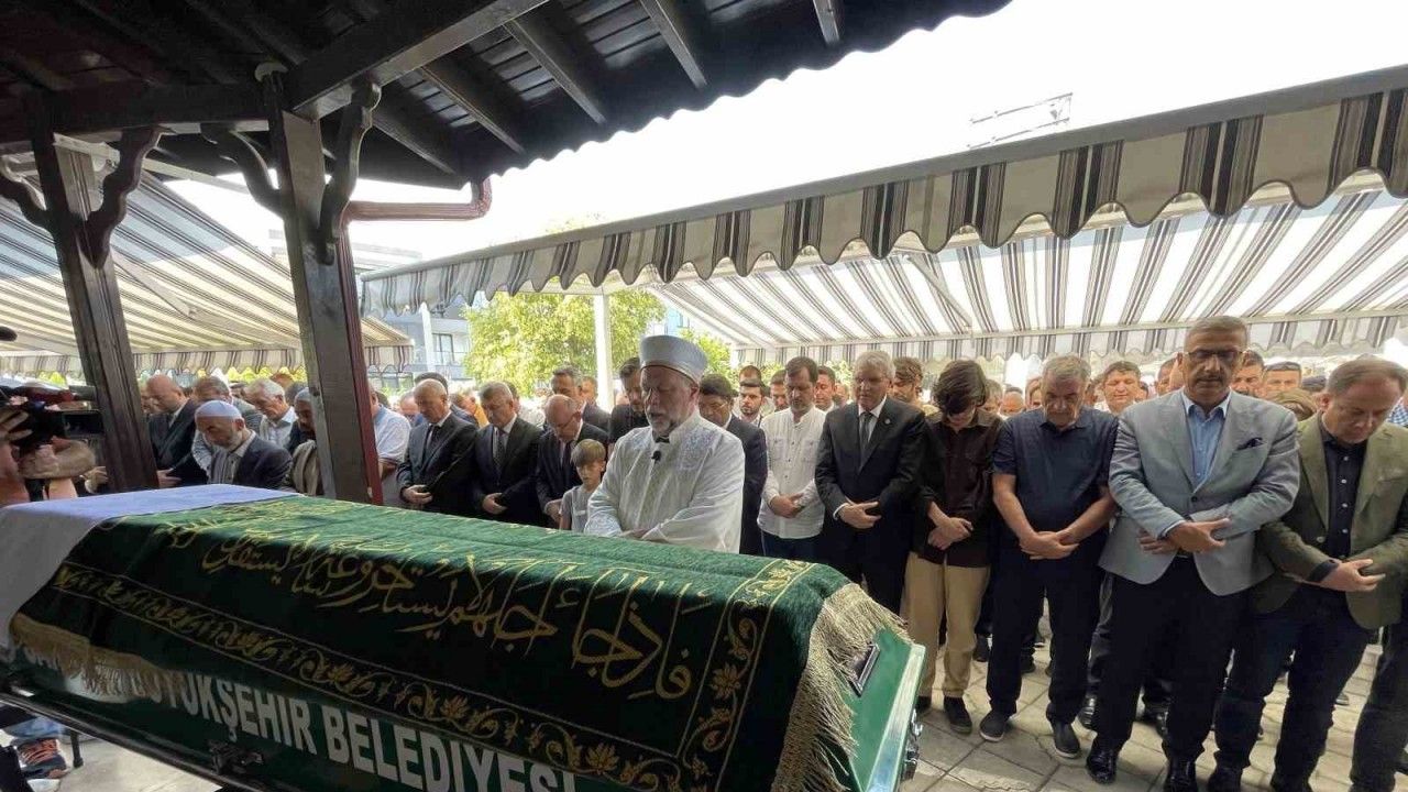 Adalet Bakanı Tunç, özel kalem yardımcısının vefat eden babasının cenazesine katıldı