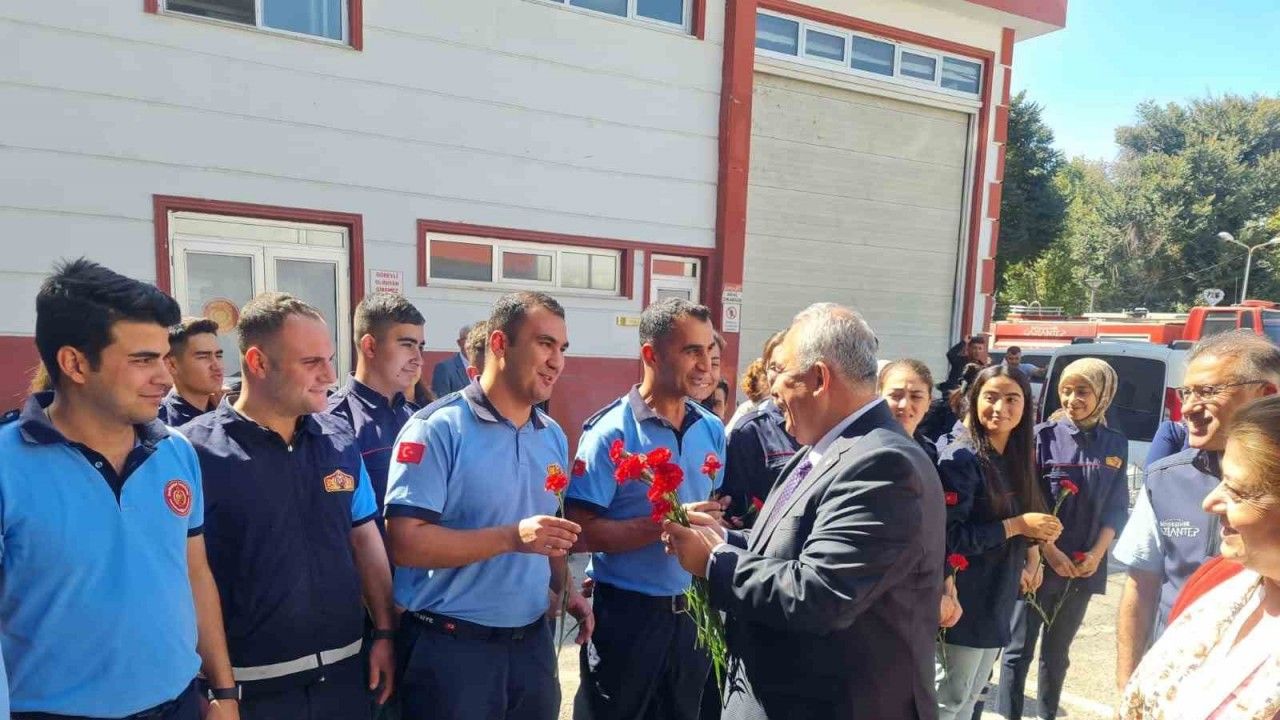 AK Parti Gaziantep İl Başkanı Çetin depremde kendisini kurtaran itfaiye erleriyle buluştu