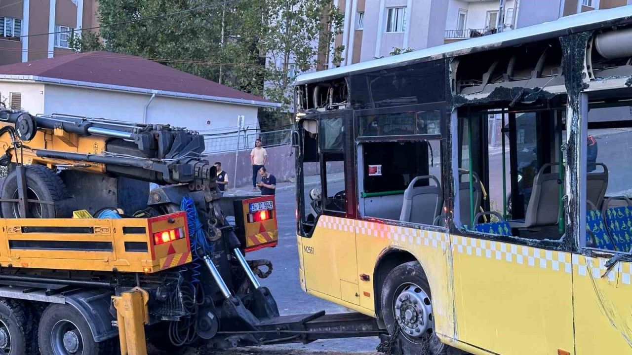 Başakşehir’de devrilen İETT otobüsü kaldırıldı