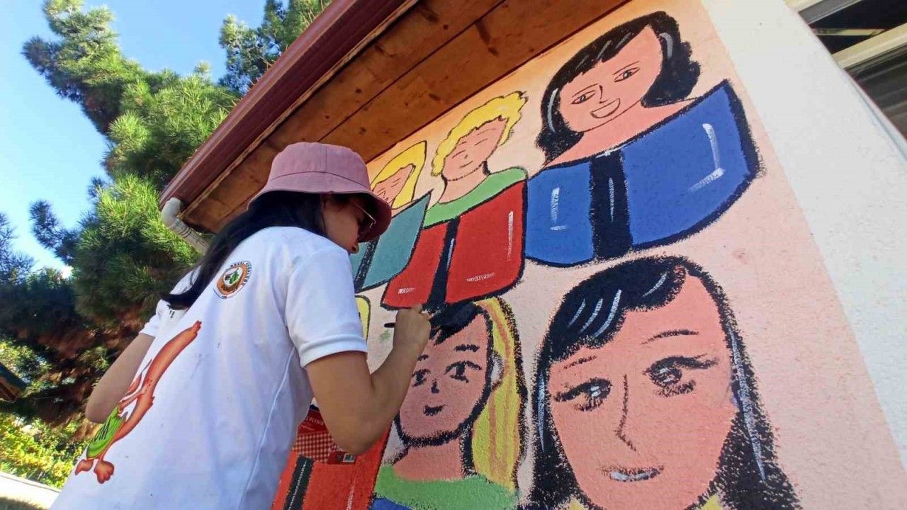 Gönüllü eller Laçin kütüphanesini boyadı