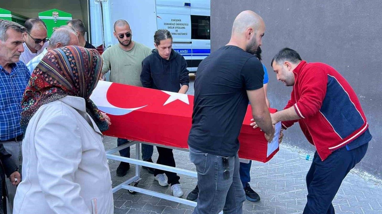 İzmir’de düşen helikopterde can veren pilotun cenazesi Eskişehir’e ulaştı