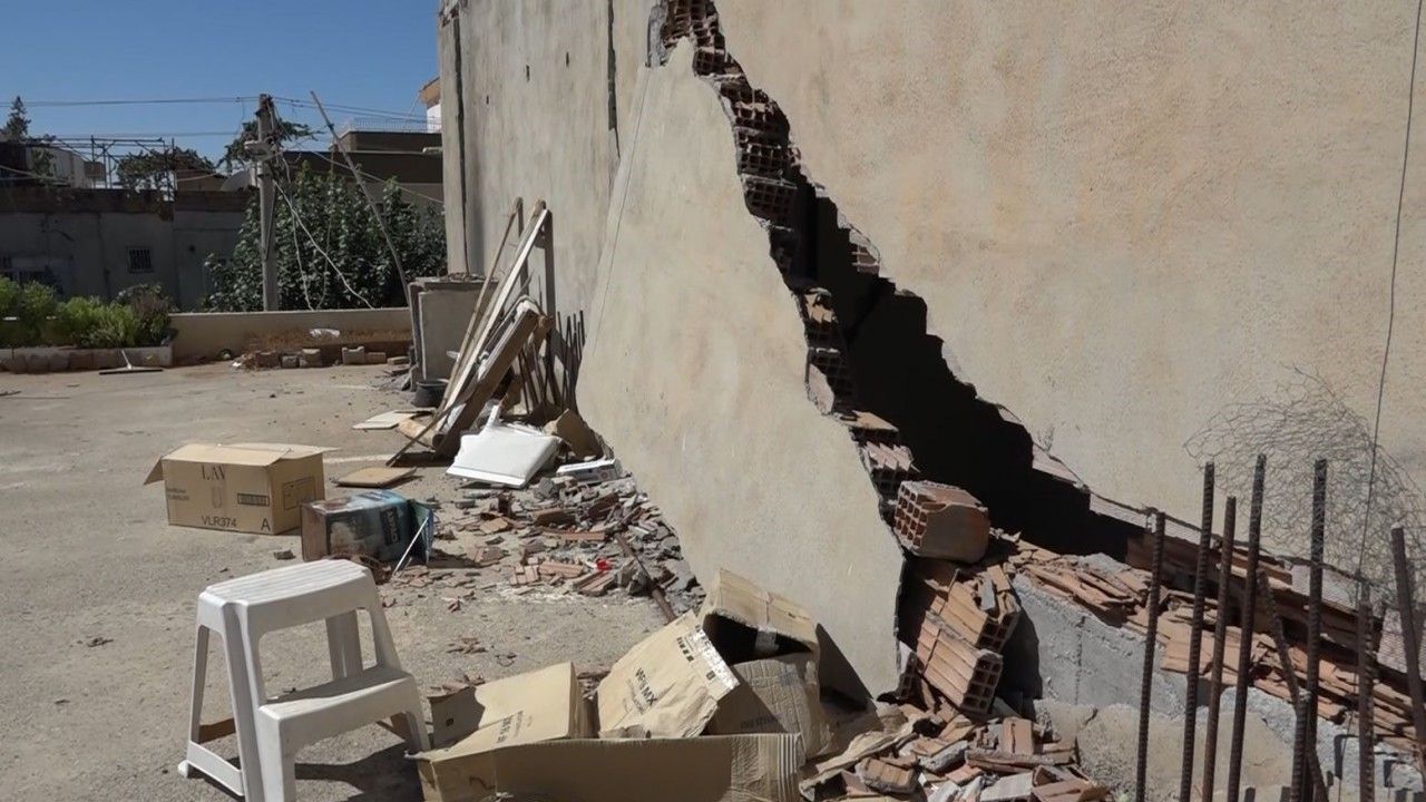 Kahta’daki ağır hasarlı bina vatandaşı tedirgin ediyor