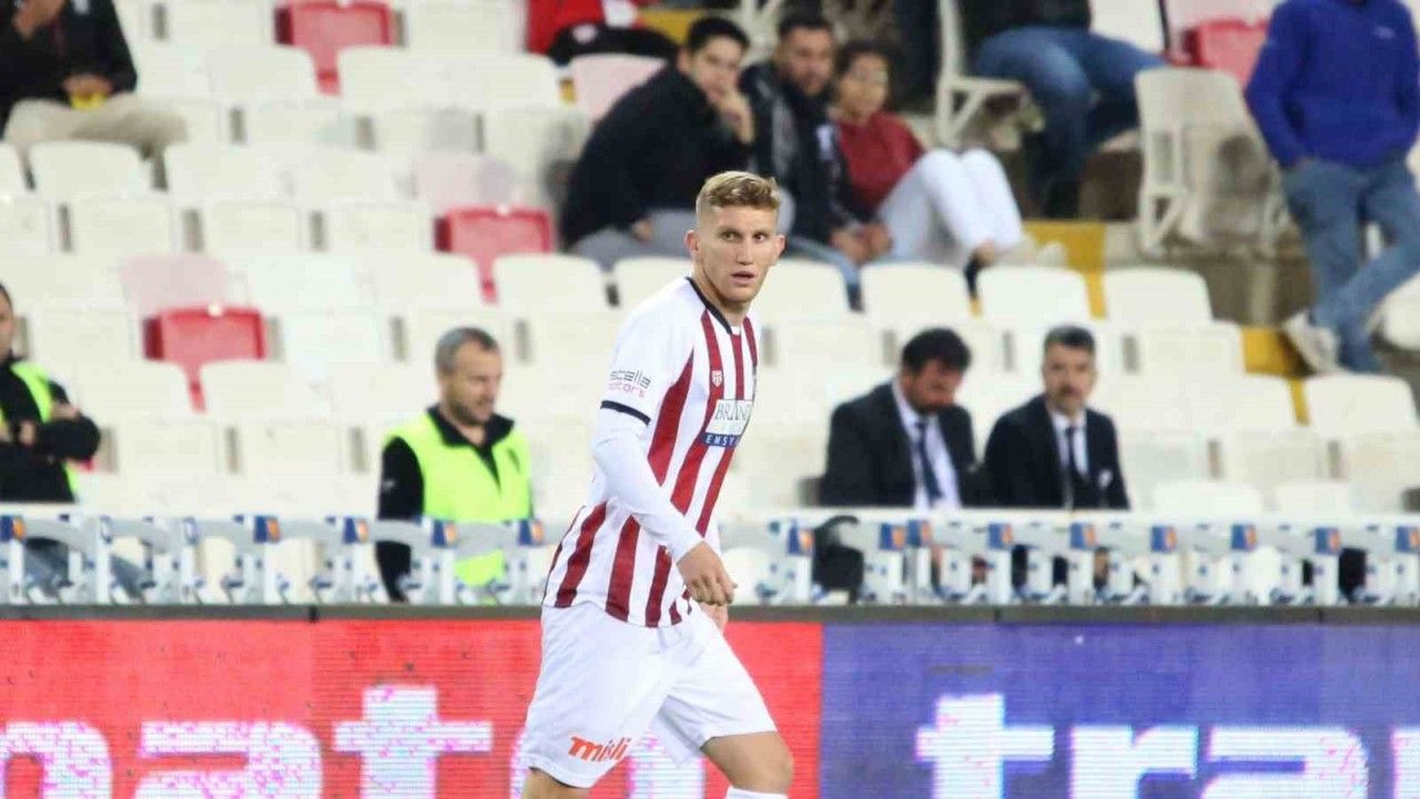 Sivasspor’da Burak Kapacak ilk resmi maçına çıktı