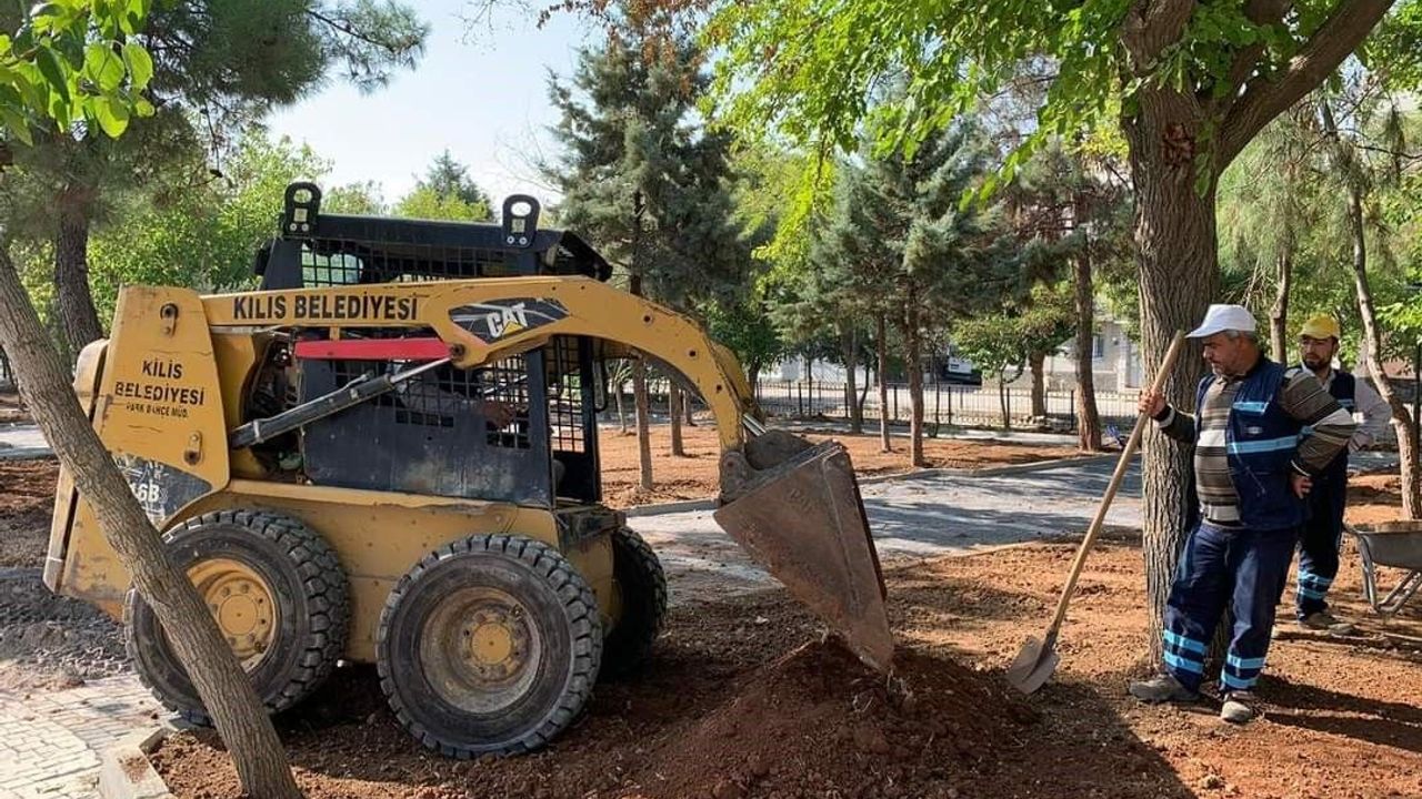 Kilis’te parklar refüj ve bulvarların bakımları sürüyor