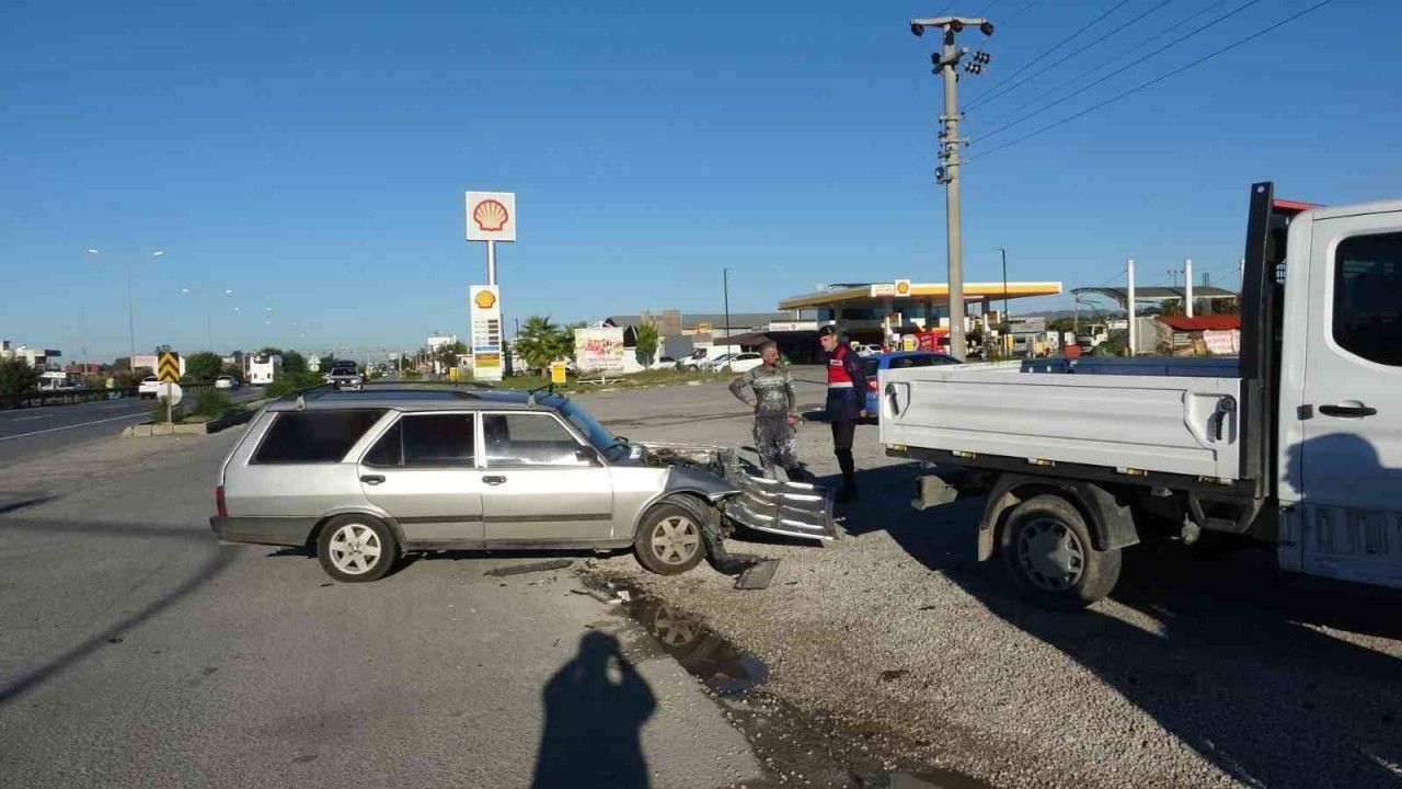 Antalya’da otomobil ile kamyonetin çarpıştığı kaza kamerada