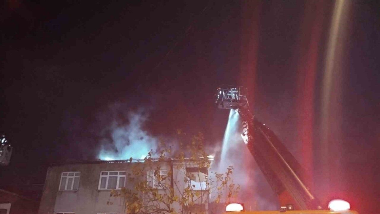 Ataşehir’de binanın çatısı alev alev yandı