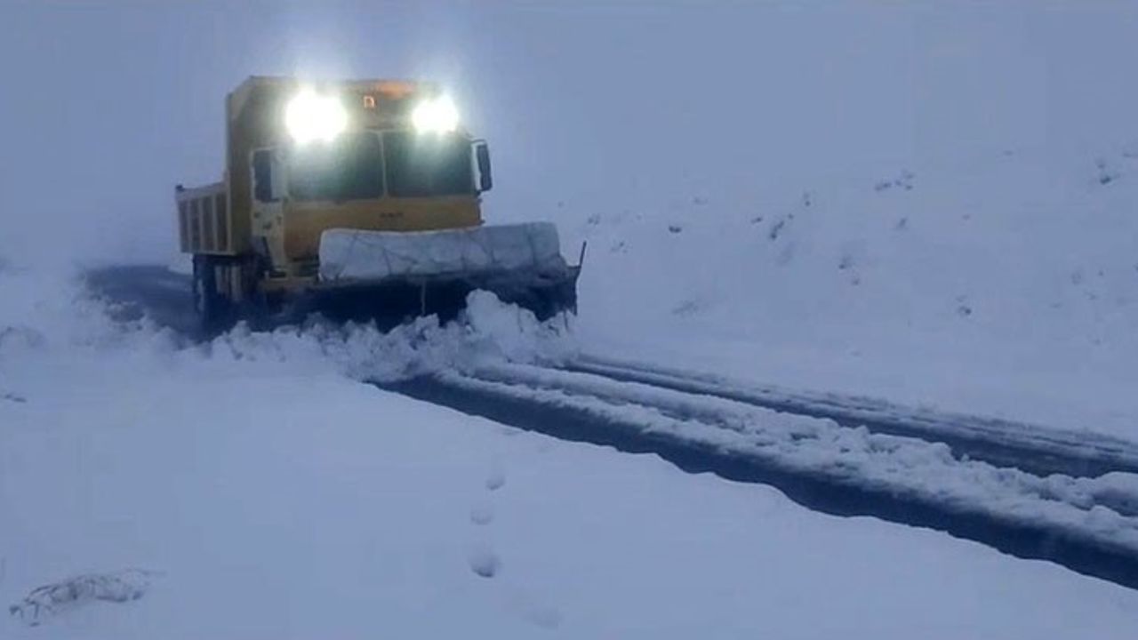 Elazığ’da karla mücadele çalışmaları sürüyor