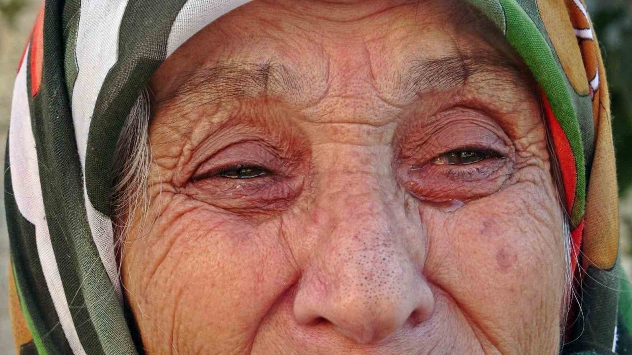 Engelli kızıyla birlikte evinden çıkarılan yaşlı kadın gözyaşlarına boğuldu