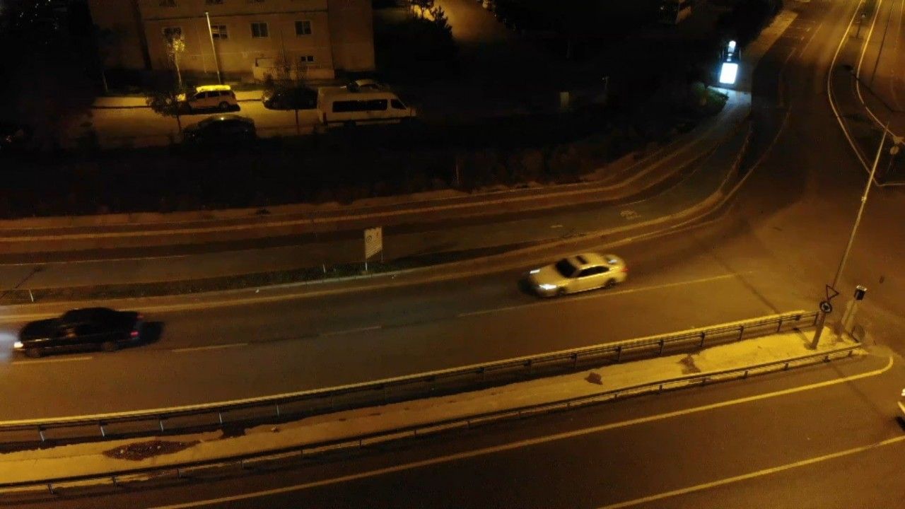 Polisin dur ihtarına uymayan otomobil kovalamacası dron ile görüntülendi