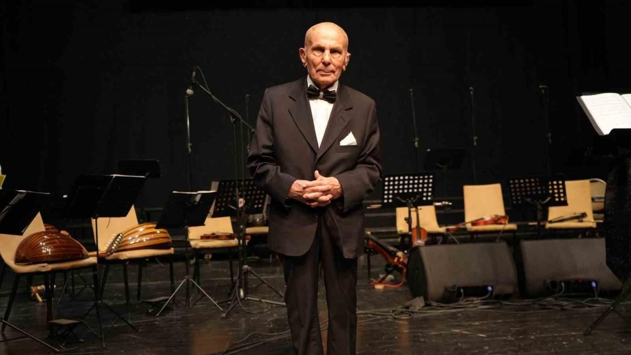 Asırlık çınar sahnede: 100 yaşındaki koristten solo şov