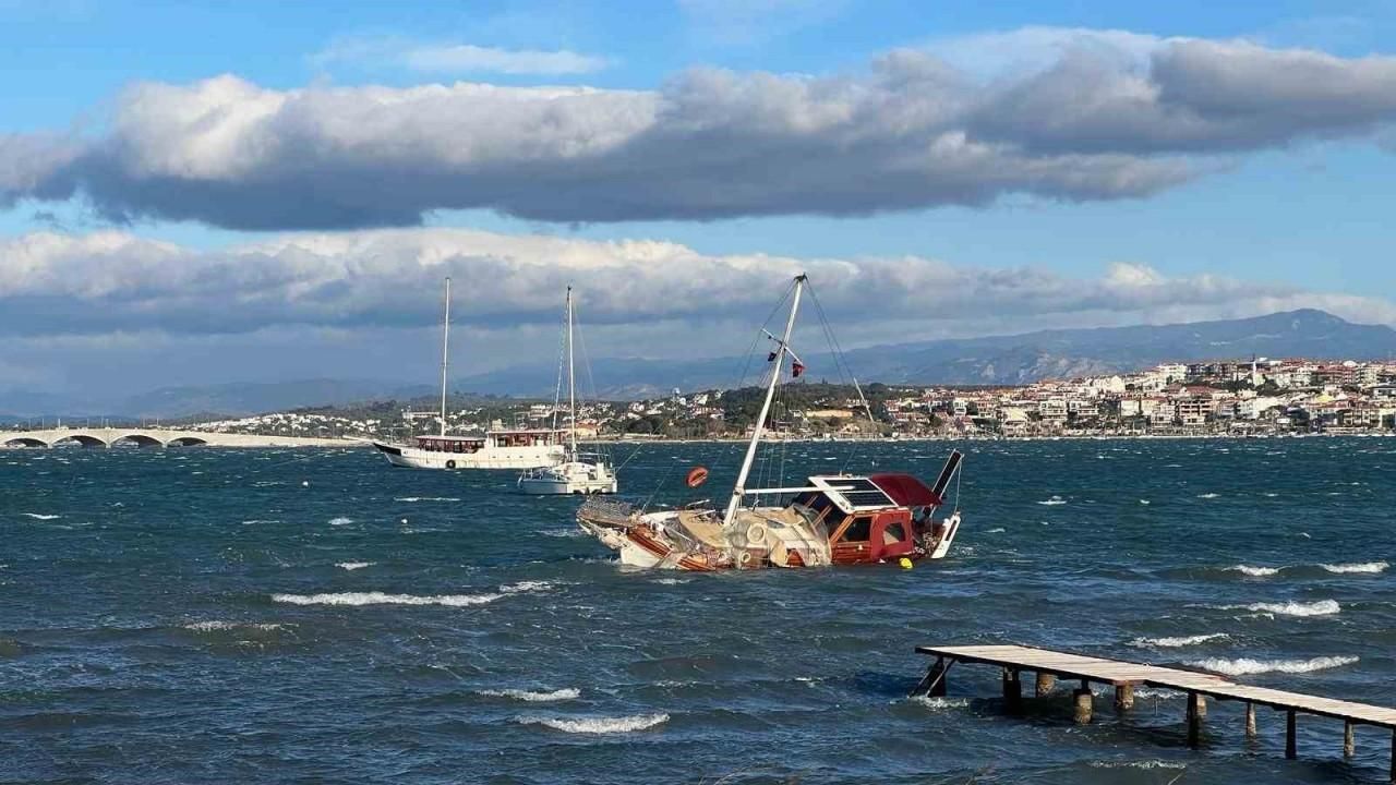 Ayvalık’ta fırtına tekneleri batırdı