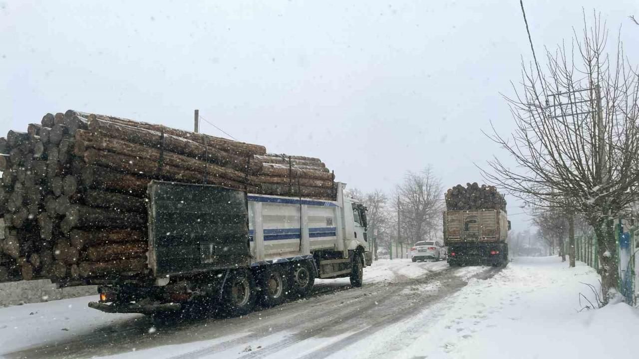 Kırklareli’nde kar sebebiyle araçlar yollarda kaldı