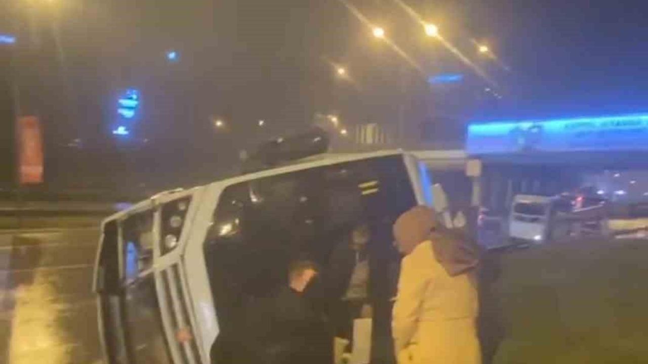 Maltepe’de minibüs yan yattı, vatandaşlar yardıma koştu