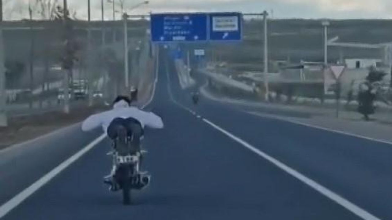 Şanlıurfa’da yüzüstü uzanarak motosiklet kullanan sürücü kameraya yansıdı