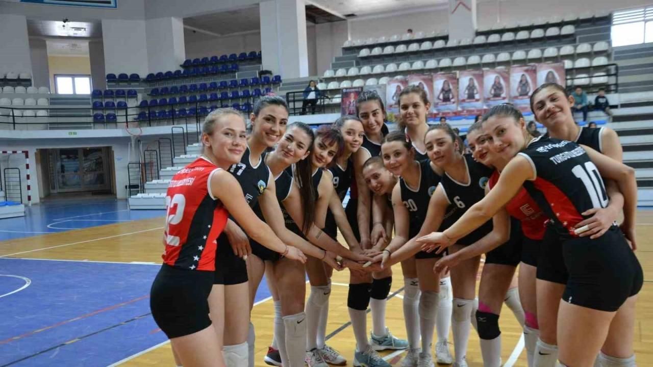 Turgutlu Belediyesi Kadın Voleybol Takımı sezonu galibiyetle noktaladı