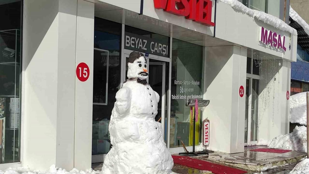 İş yerinin önünde dev kardan adam yaptı