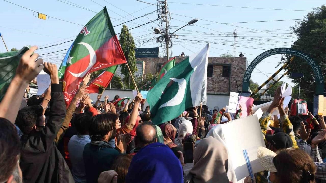 Pakistan’da Imran Khan destekçileri seçimlerde hile yapıldığı iddiasıyla protesto gösterisi düzenledi