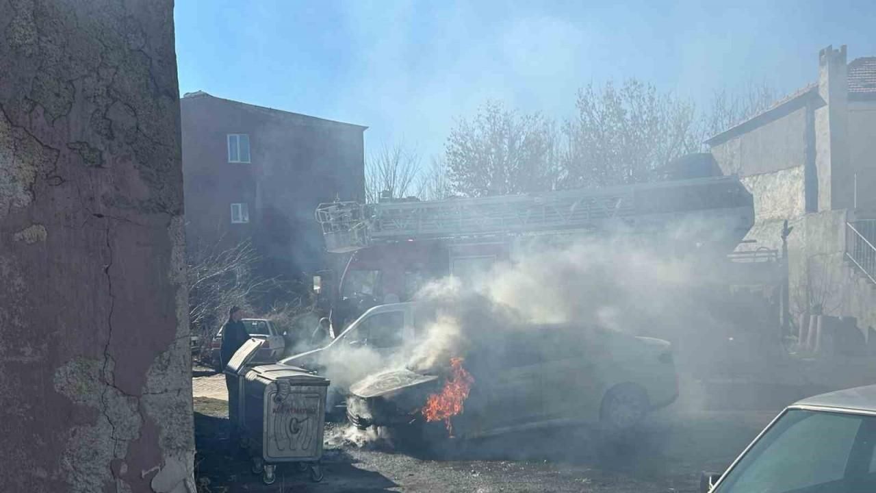 Tomarza’da park halindeki otomobil alev aldı