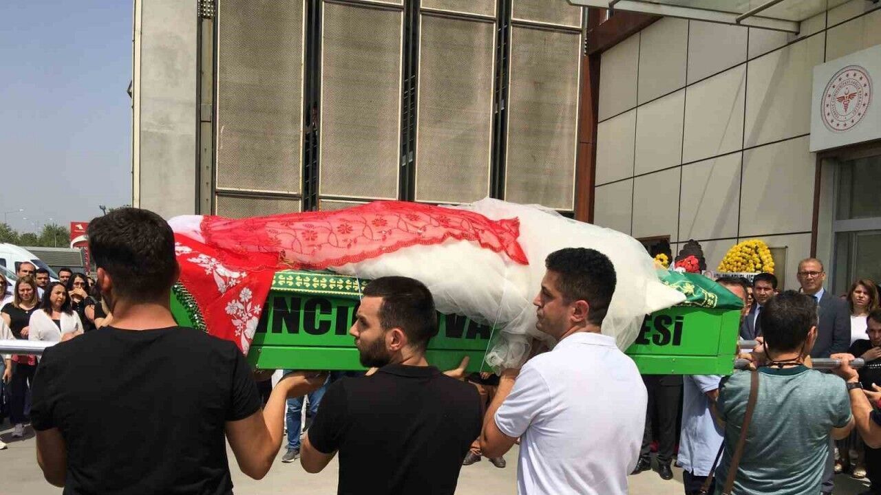 Tabutuna gelinlik &ouml;rt&uuml;len &Ccedil;elebi son yolculuğuna uğurlandı - Gazete Rize /  Rize Haber / Son Dakika Rize Haberleri