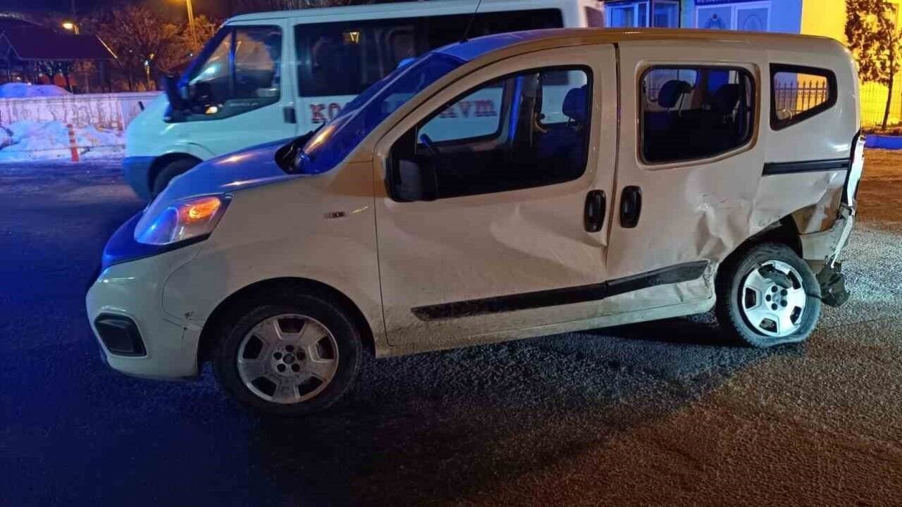 Bitlis’te 3 araçlı zincirleme trafik kazası: 2’si ağır 4 yaralı