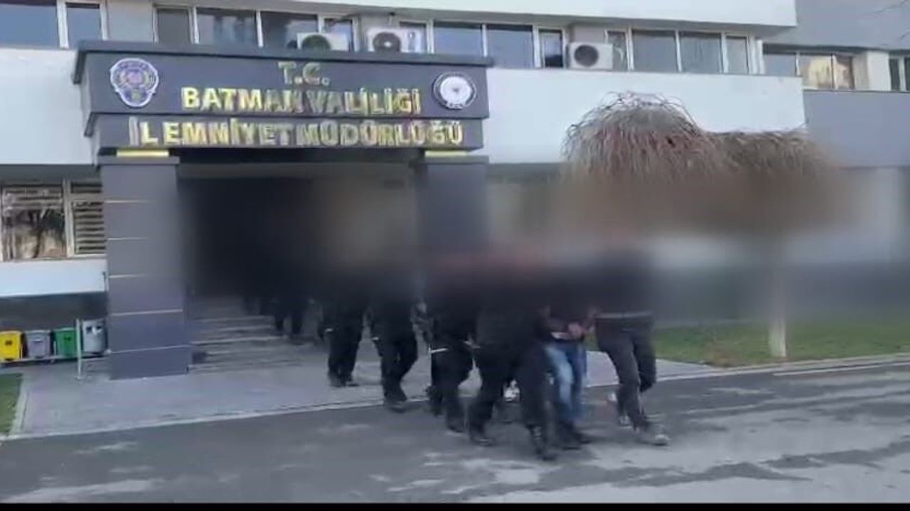 Polisten kurtulmak için 4 kilogram uyuşturucuyu araçtan attılar