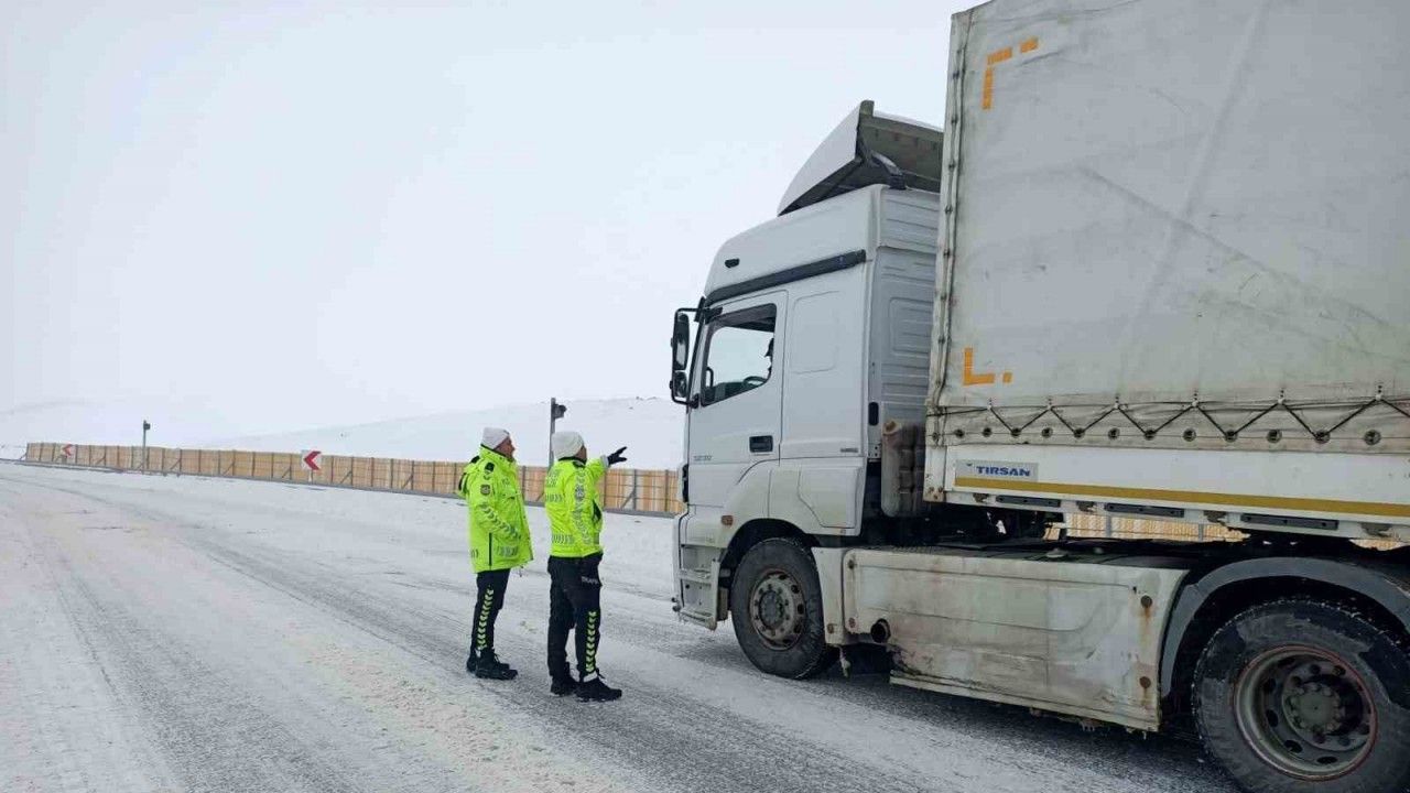 Polisten yolda kalan araçlara yardım eli