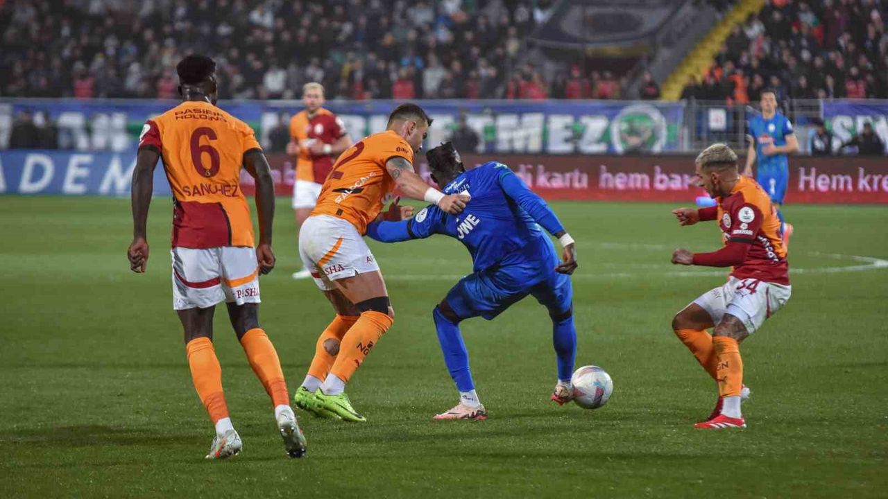 Trendyol Süper Lig: Çaykur Rizespor: 0 - Galatasaray: 0 (İlk yarı)