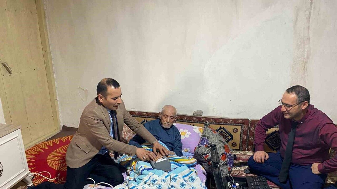Ağrı’da yatağa bağımlı Hasan amcanın kimliği evinde yenilendi