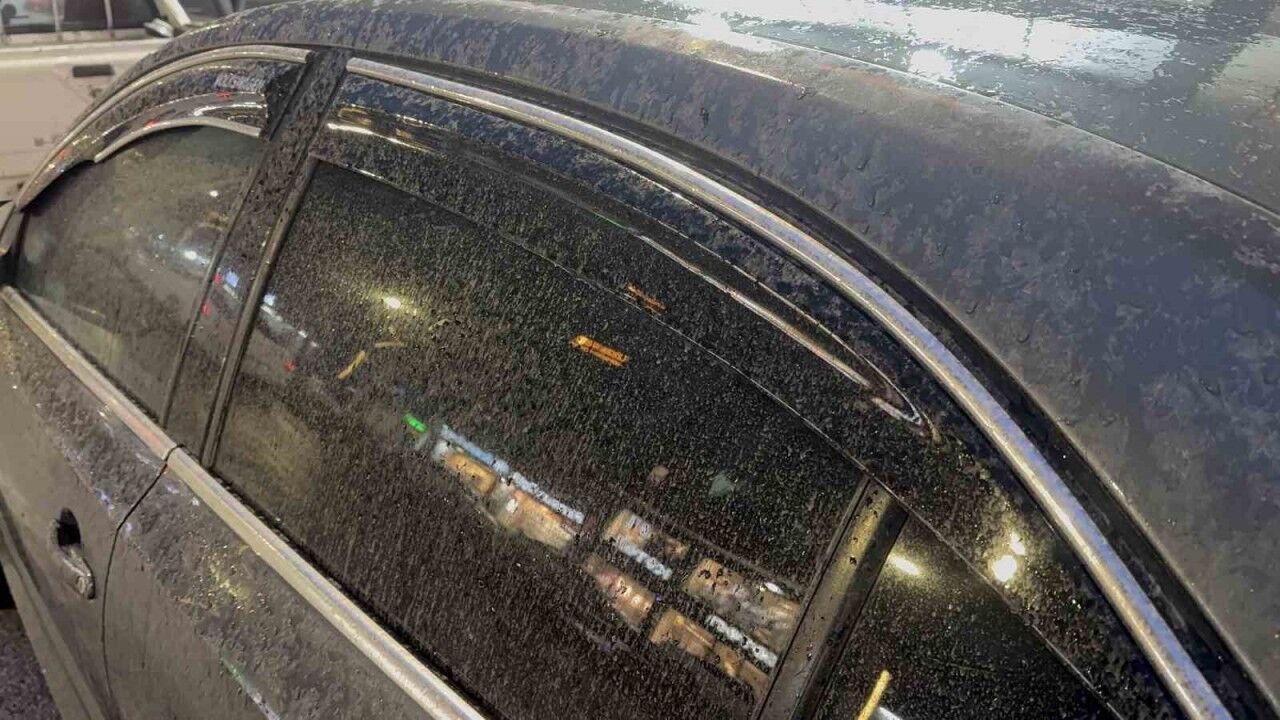 Bitlis’te yağmurla birlikte toz taşınımı araçları çamura buladı