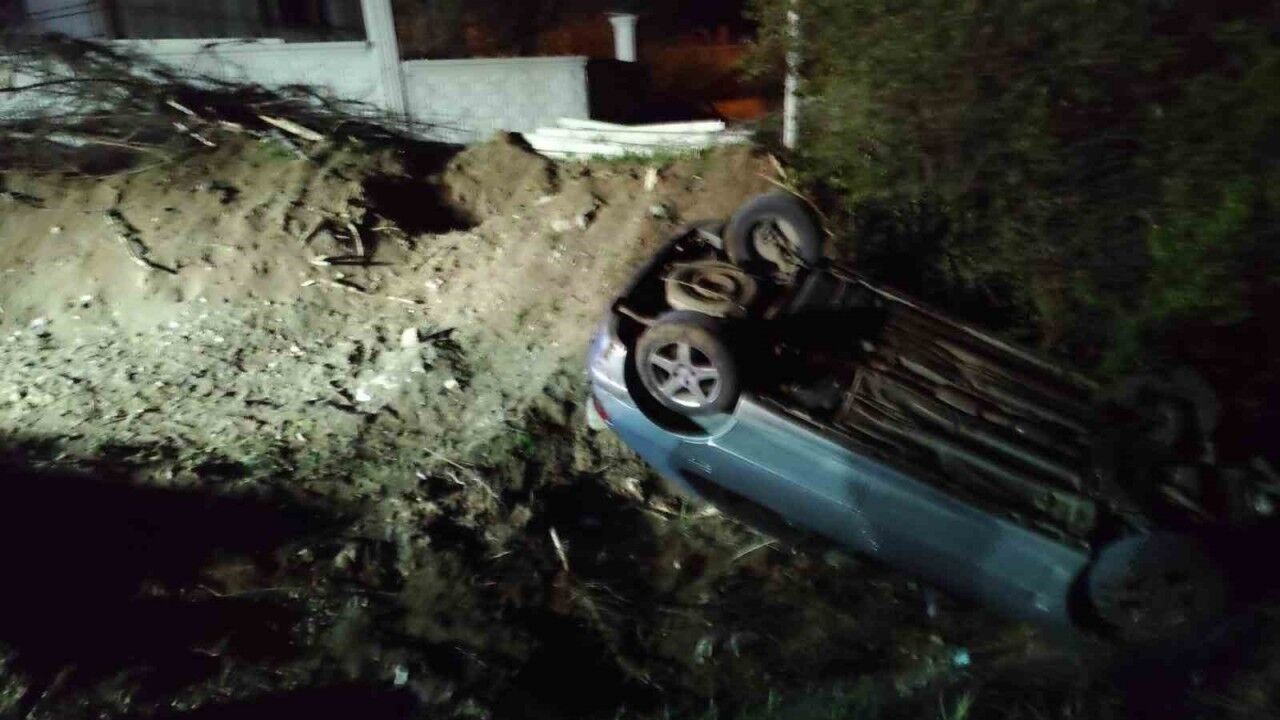 Dere yatağına devirlenen otomobilin sürücüsü yaralandı