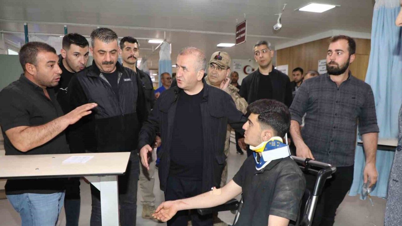 Vali Hatipoğlu midibüsün devrildiği kazada yaralıları ziyaret etti