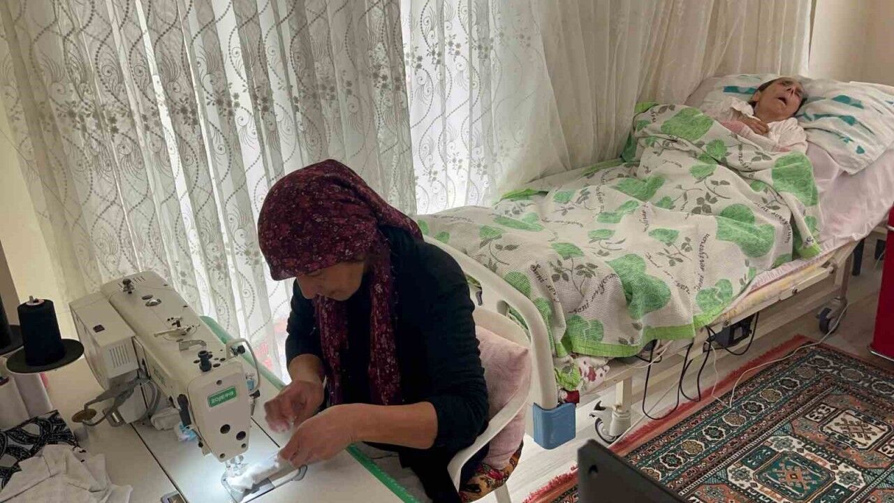 Yatağa bağlı annesine bakmak için belediyedeki işini bırakan kadın, diktiği tokalarla geçimini sağlıyor