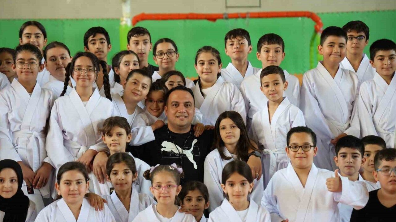 Milli antrenör polisten örnek davranış: 90 çocuğa gönüllü kurs veriyor