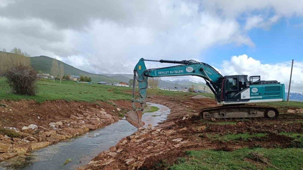 Yaylapınar’da taş tahkimat ve dere yatağı tanzim çalışmaları sürüyor
