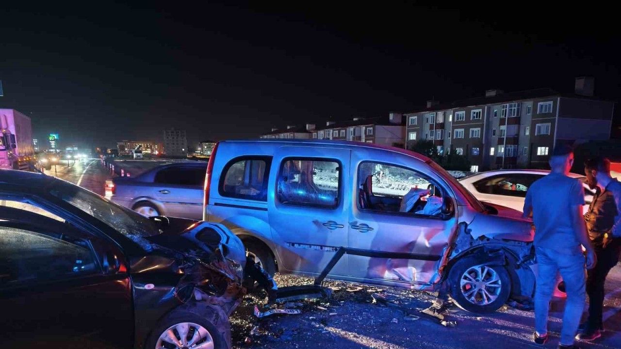 Bitlis’te trafik kazası: 6’sı çocuk 14 kişi yaralandı