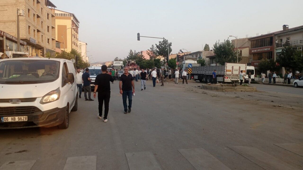 Bitlis’te freni boşalan tır, 8 aracı kullanılmaz hale getirdi